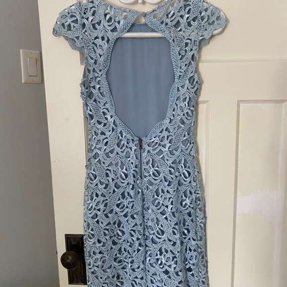 Good Condition | Alice + Olivia Open Back Lace Dress | Size 0 - Picture 2 of 5